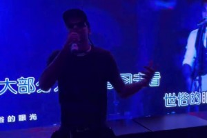 怎么不放原声？杰伦·格林头戴墨镜现身KTV，举麦嗨“唱”李白